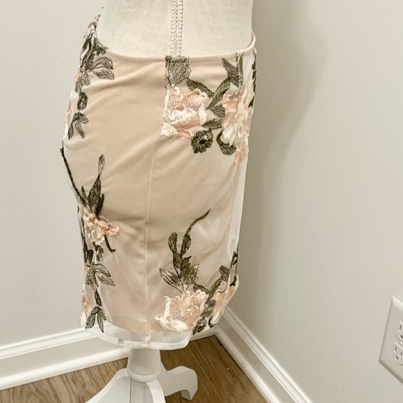 TOBI Floral Embroidered Mesh Mini Skirt S - fits like 6 - Picture 2 of 9